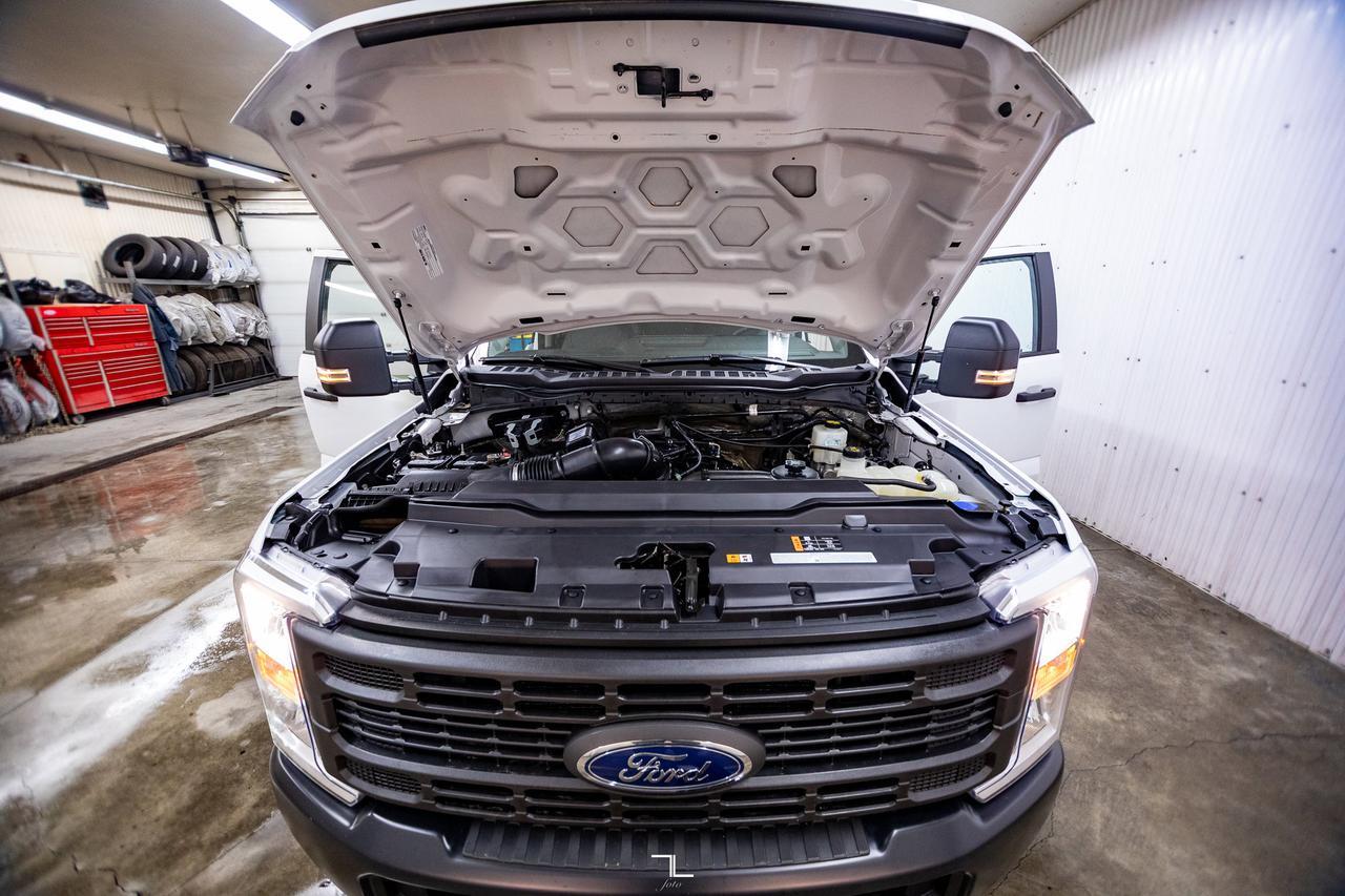 2024 Ford F-350 4x4 Crew Cab XL Deck BCam Red Deer AB