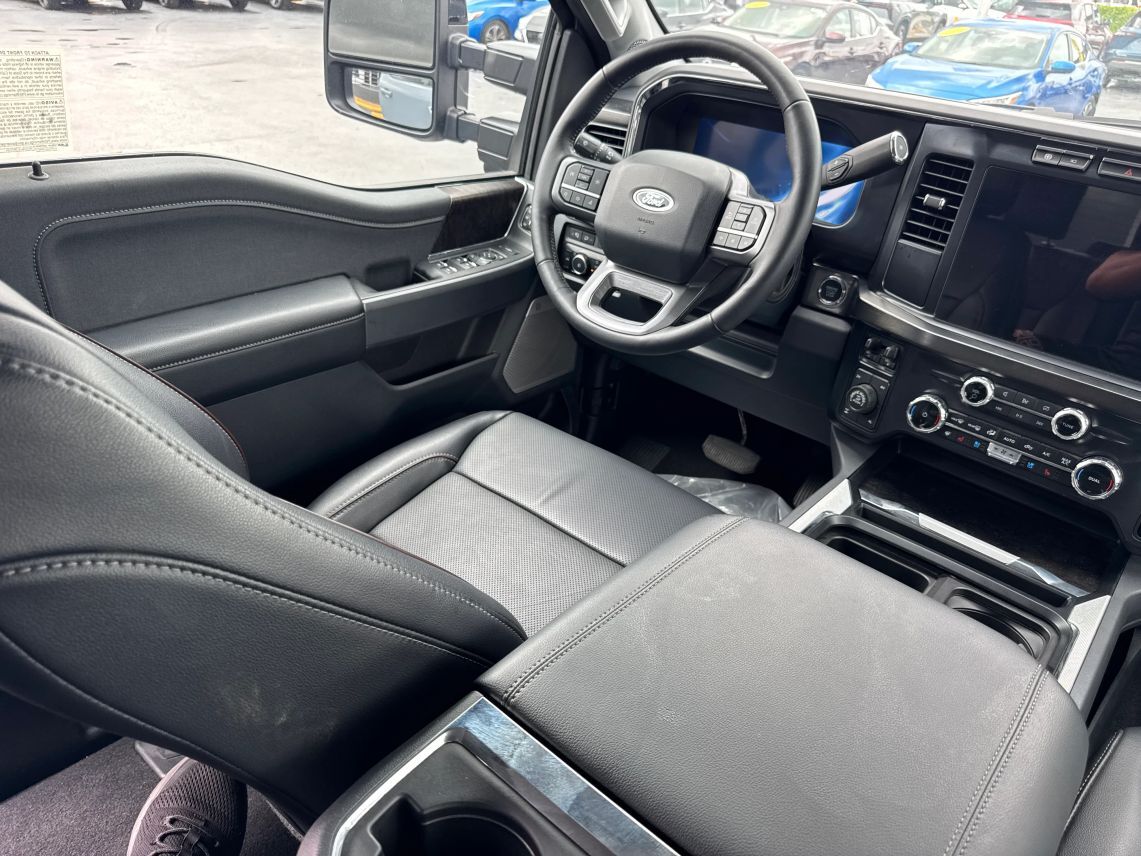 2024 Ford F250 Super Duty Crew Cab Lariat Pickup 4D 6 3/4 ft