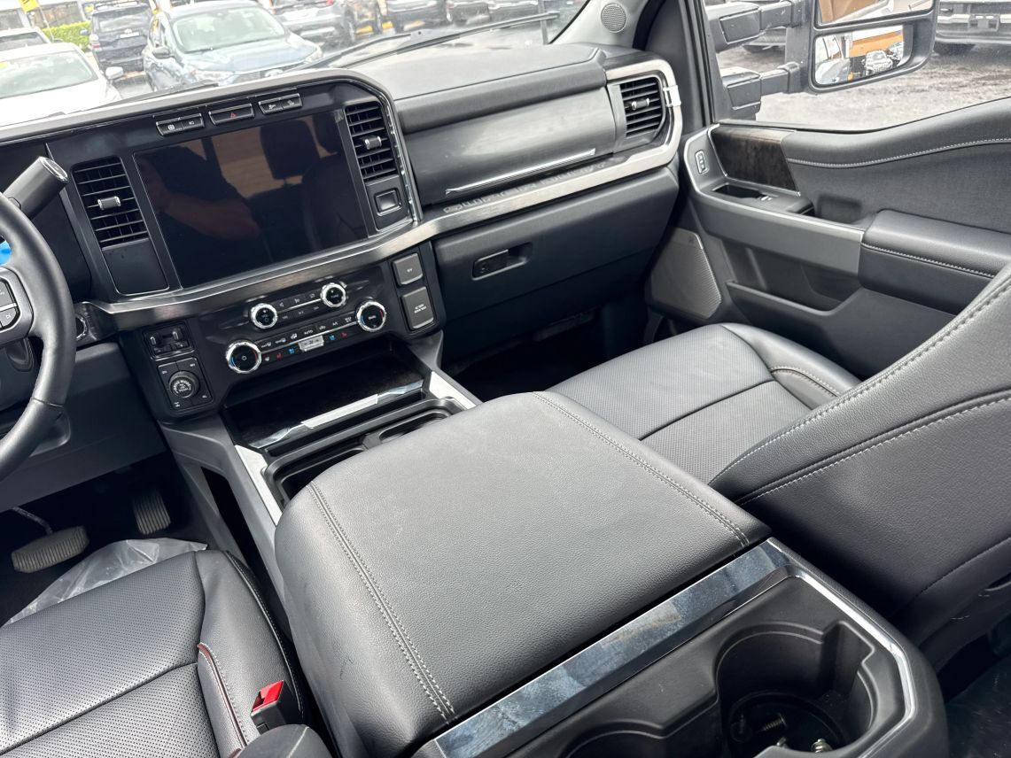 2024 Ford F250 Super Duty Crew Cab Lariat Pickup 4D 6 3/4 ft