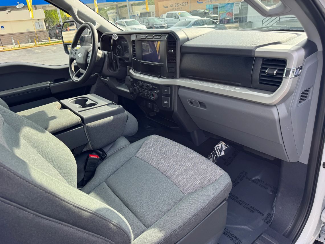 2024 Ford F350 Super Duty Crew Cab XLT Pickup 4D 8 ft