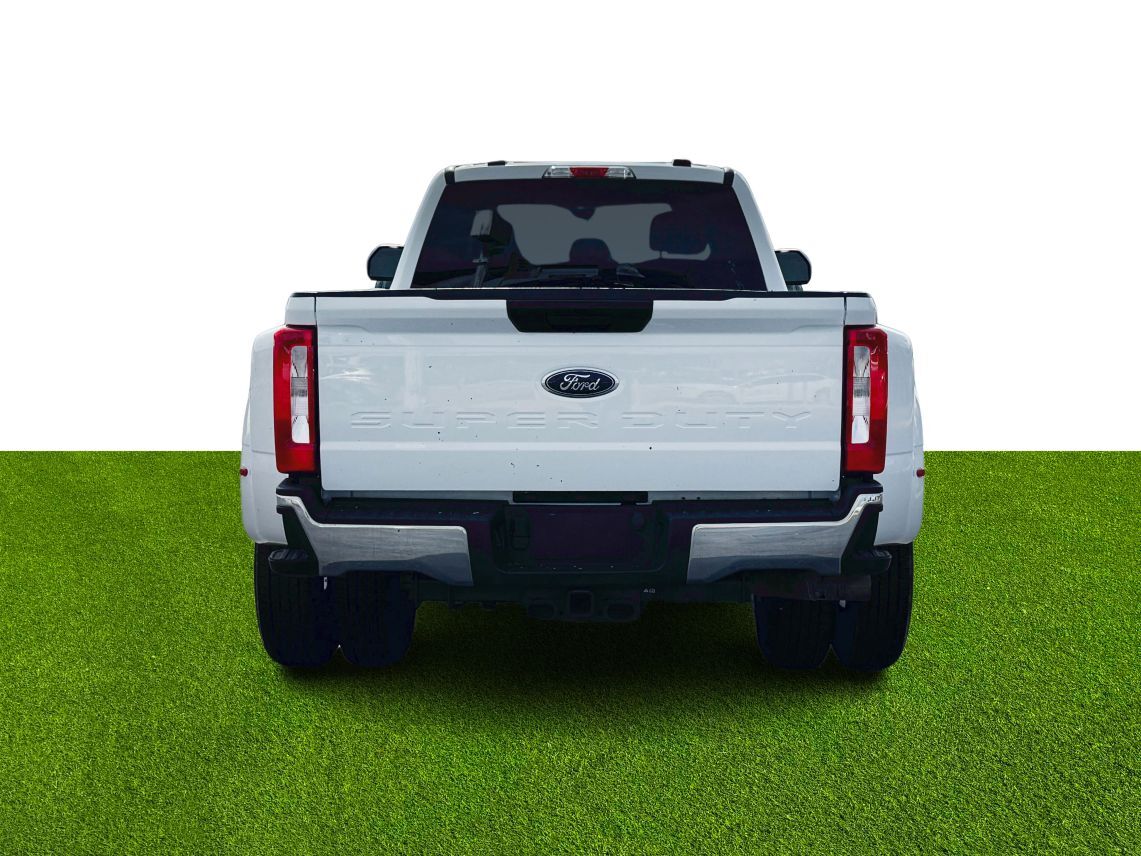 2024 Ford F350 Super Duty Crew Cab XLT Pickup 4D 8 ft