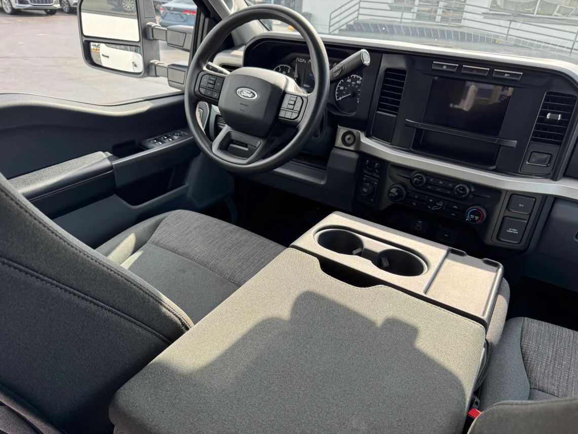 2024 Ford F350 Super Duty Crew Cab XLT Pickup 4D 8 ft