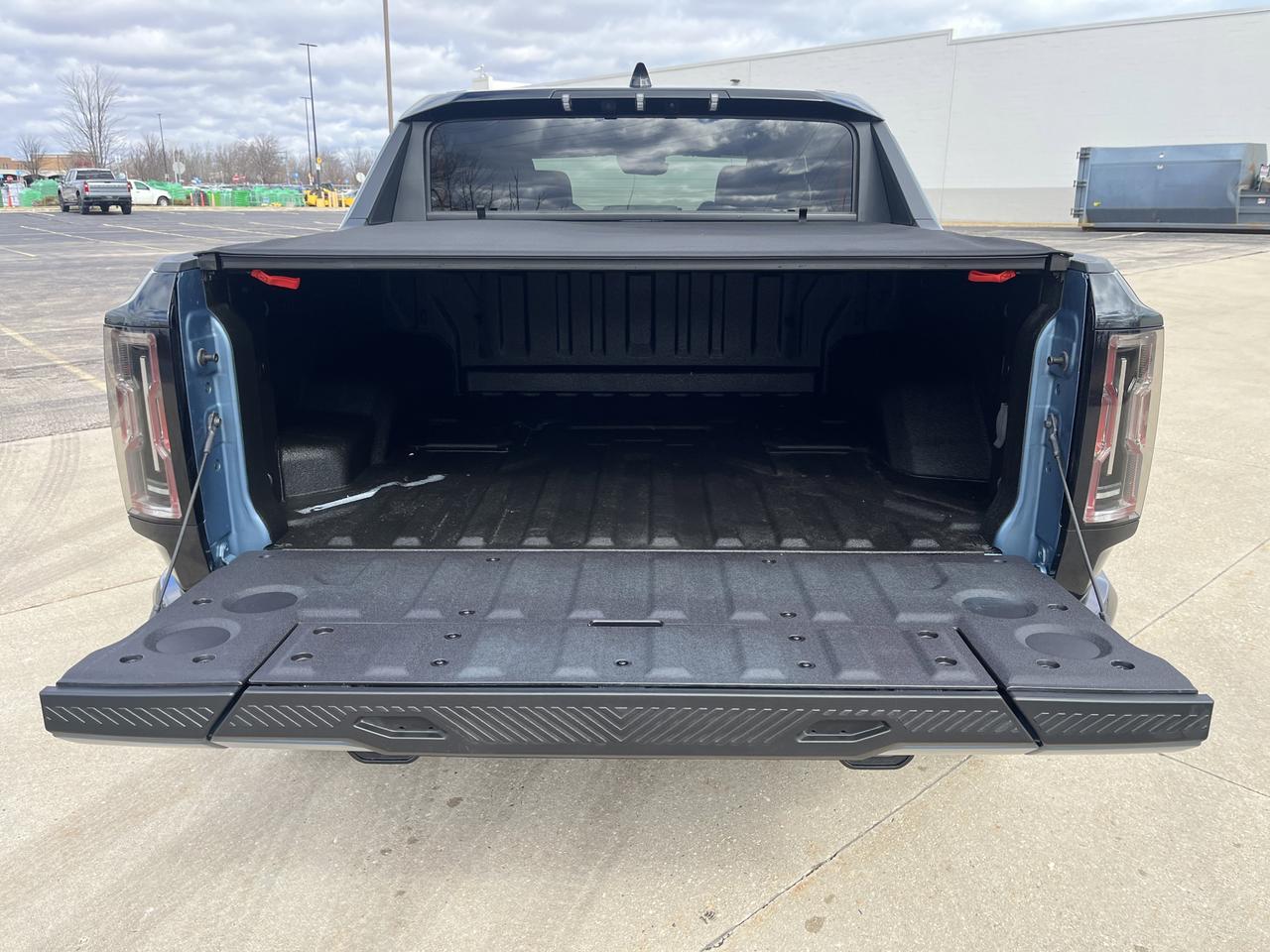 2024 GMC HUMMER EV Pickup 3X e4WD OmegaEdt ExtremeOff-RoadPkg w/24-ModuleUltiumBattery 18sBlackWhels Multi-ProTailgate Saukville WI