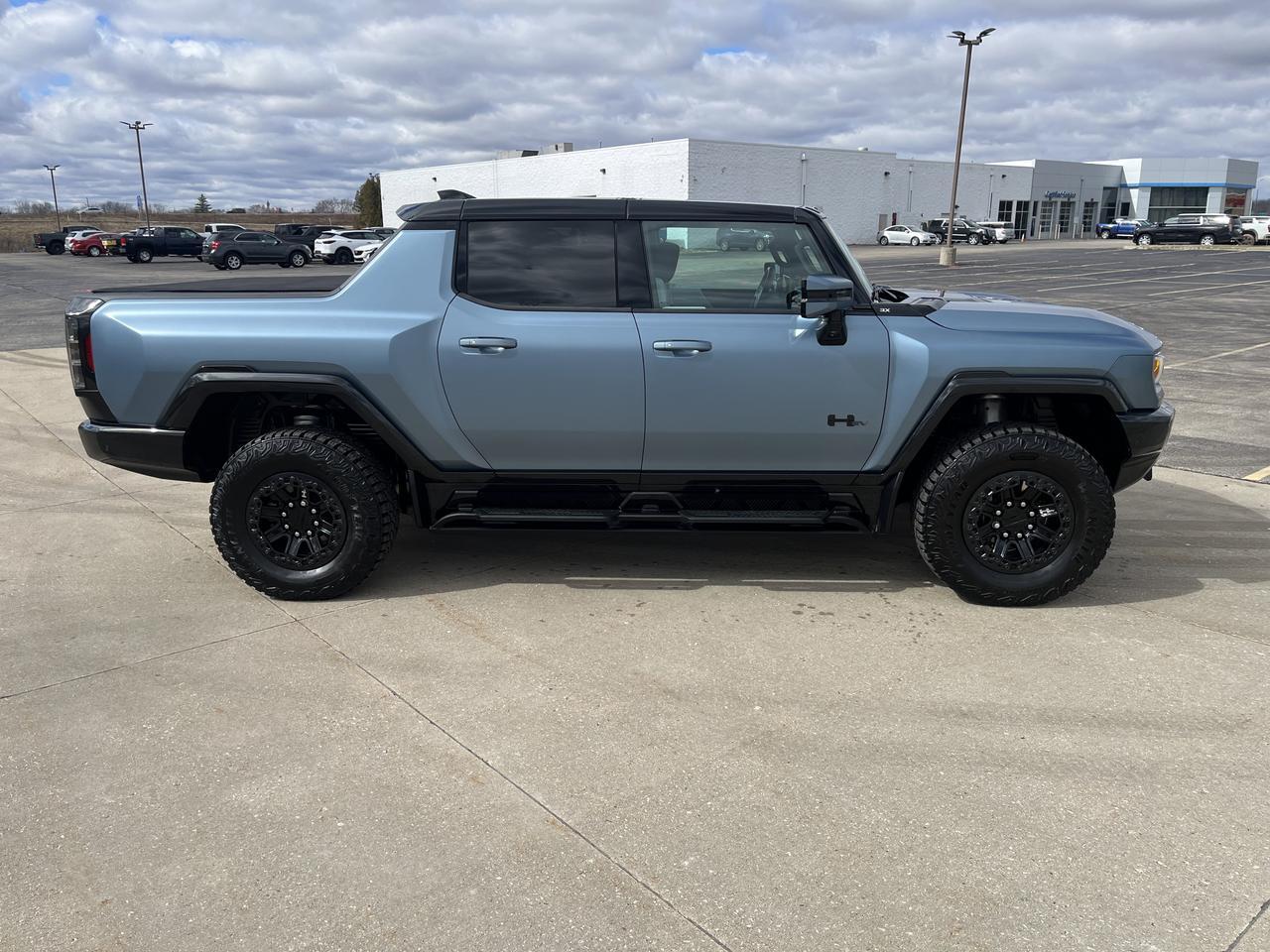 2024 GMC HUMMER EV Pickup 3X e4WD OmegaEdt ExtremeOff-RoadPkg w/24-ModuleUltiumBattery 18sBlackWhels Multi-ProTailgate Saukville WI