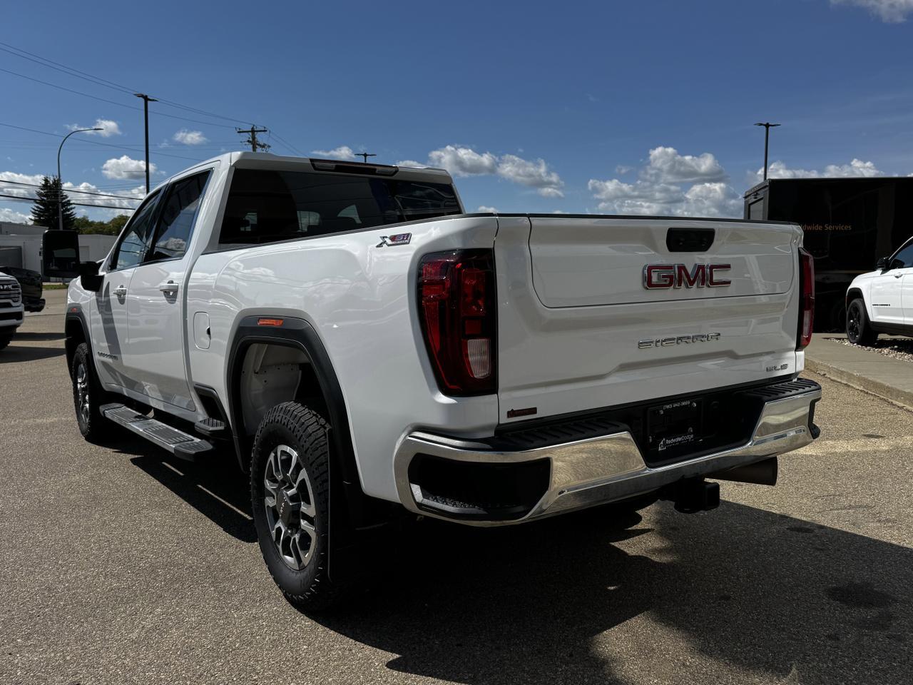 2024 GMC Sierra 2500HD SLE Crew Cab 4WD | V8 Duramax Diesel | Low KMs | OnStar | Front Bench Redwater AB