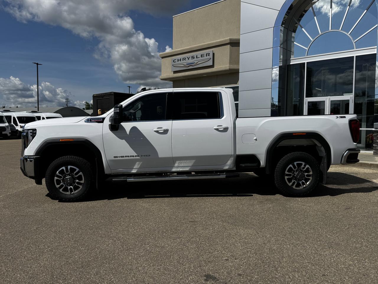 2024 GMC Sierra 2500HD SLE Crew Cab 4WD | V8 Duramax Diesel | Low KMs | OnStar | Front Bench Redwater AB