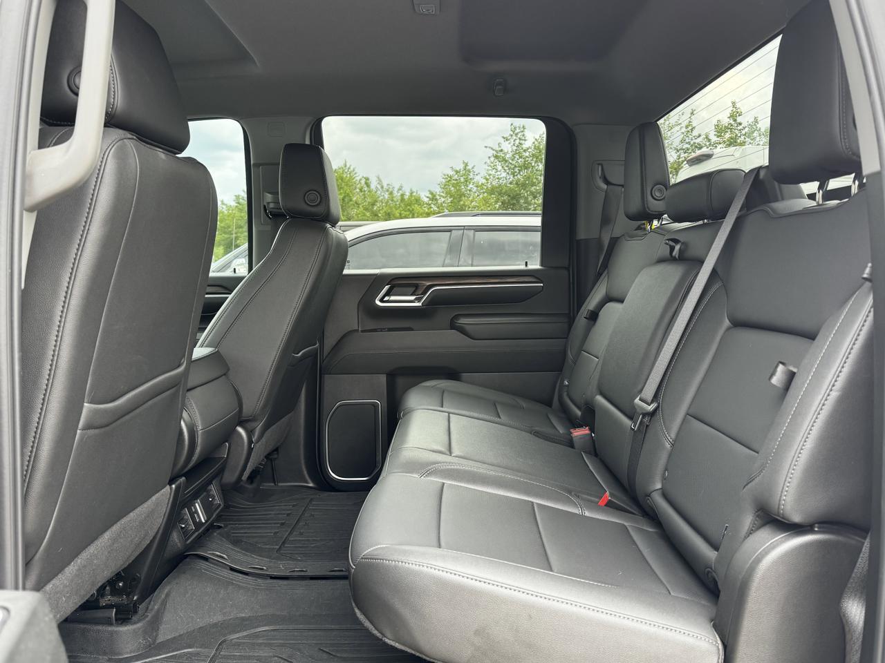 2024 GMC Sierra 2500HD SLT Crew Cab 4WD | Low KMs | Duramax Diesel | Leather | X31 PKG | 5th Wheel Prep | Loaded Redwater AB