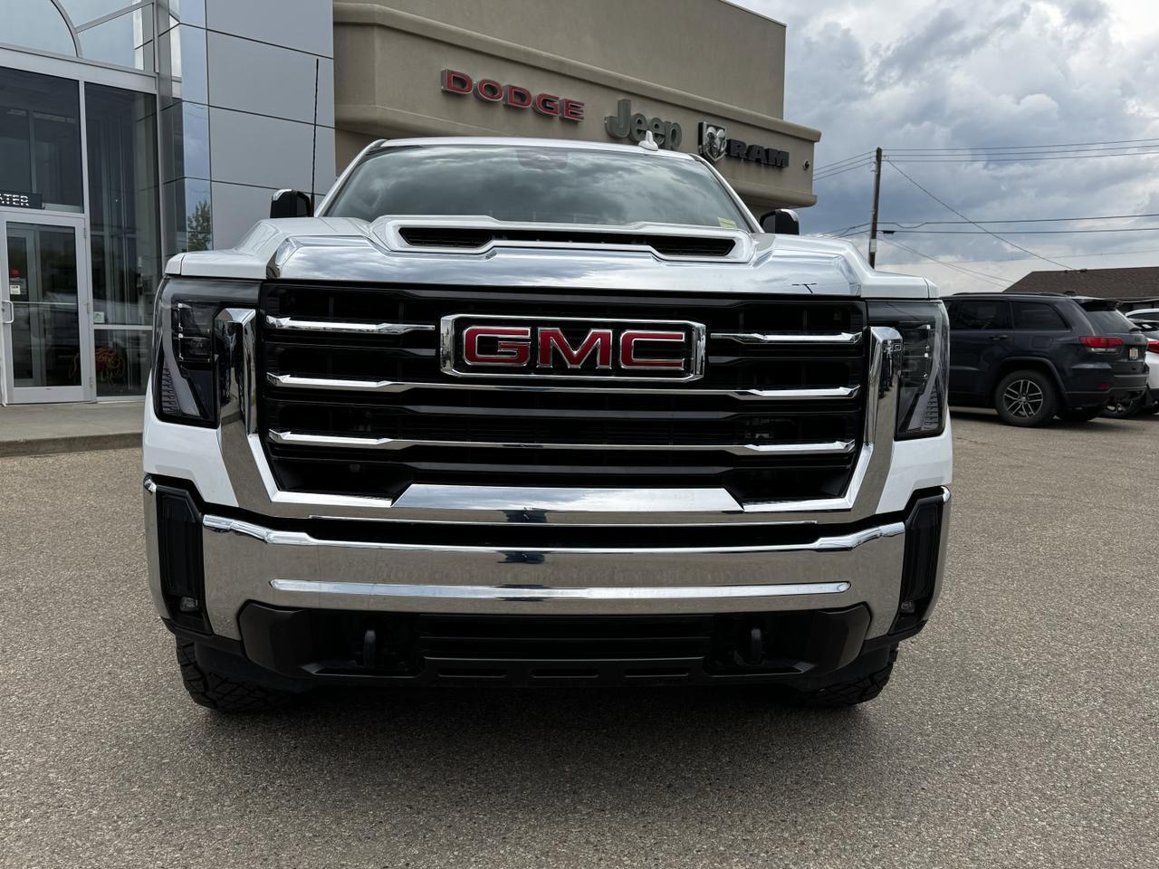 2024 GMC Sierra 2500HD SLT Crew Cab 4WD | Low KMs | Duramax Diesel | Leather | X31 PKG | 5th Wheel Prep | Loaded Redwater AB