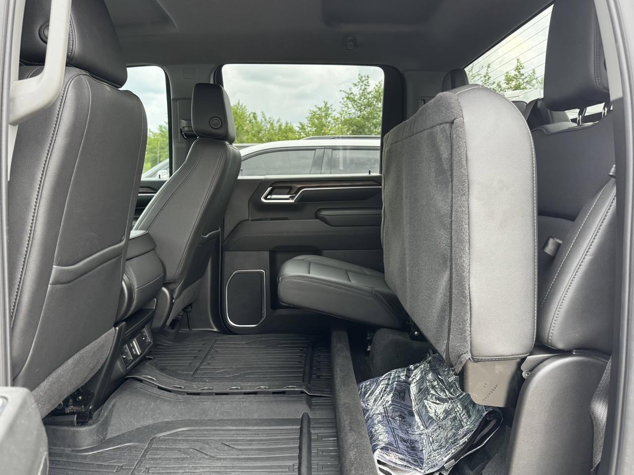 2024 GMC Sierra 2500HD SLT Crew Cab 4WD | Low KMs | Duramax Diesel | Leather | X31 PKG | 5th Wheel Prep | Loaded Redwater AB