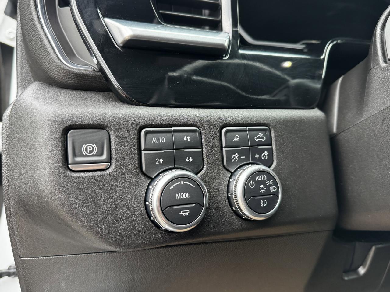 2024 GMC Sierra 2500HD SLT Crew Cab 4WD | Low KMs | Duramax Diesel | Leather | X31 PKG | 5th Wheel Prep | Loaded Redwater AB