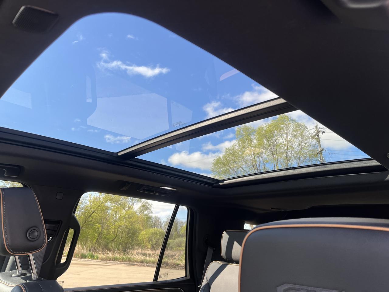 2024 GMC Yukon AT4 4WD 6.2L Premium+Pkg w/Sunroof PwrRetractSteps ColorHead-UpDisplay HD-SrrndVsn Saukville WI