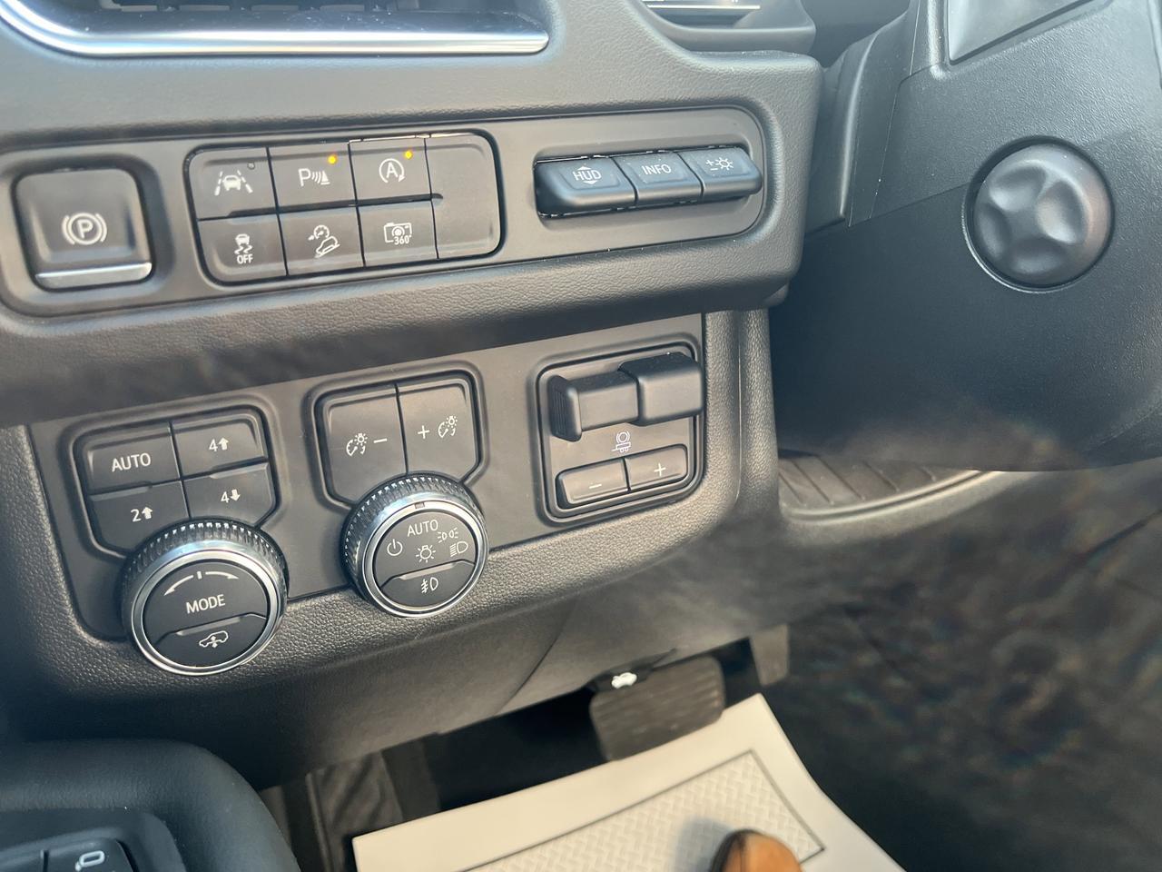2024 GMC Yukon AT4 4WD 6.2L Premium+Pkg w/Sunroof PwrRetractSteps ColorHead-UpDisplay HD-SrrndVsn Saukville WI