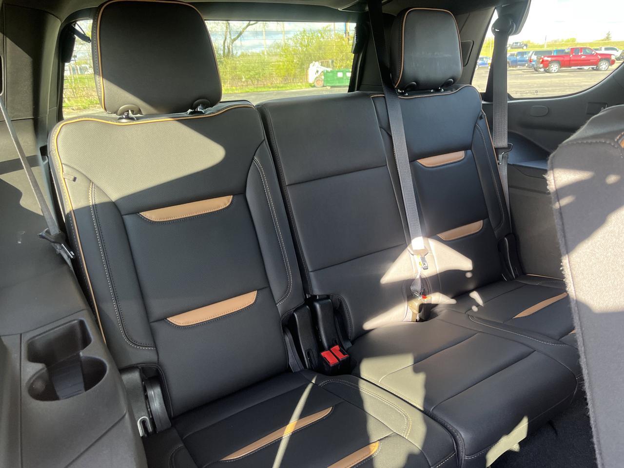 2024 GMC Yukon AT4 4WD 6.2L Premium+Pkg w/Sunroof PwrRetractSteps ColorHead-UpDisplay HD-SrrndVsn Saukville WI