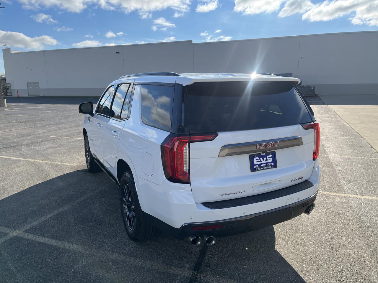 2024 GMC Yukon AT4 4WD 6.2L Premium+Pkg w/Sunroof PwrRetractSteps ColorHead-UpDisplay HD-SrrndVsn Saukville WI