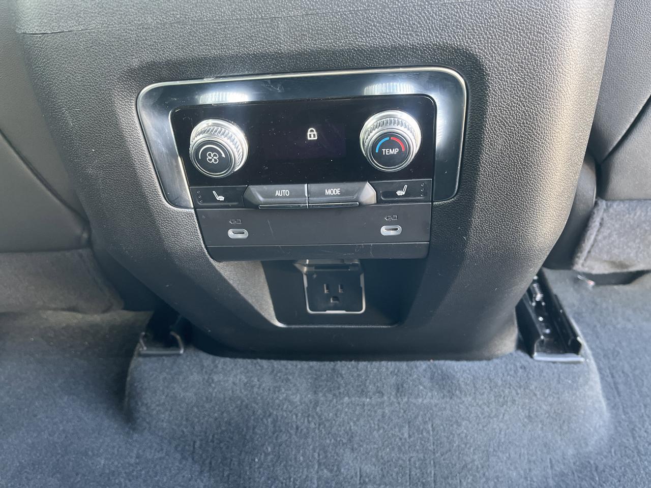 2024 GMC Yukon AT4 4WD 6.2L Premium+Pkg w/Sunroof PwrRetractSteps ColorHead-UpDisplay HD-SrrndVsn Saukville WI