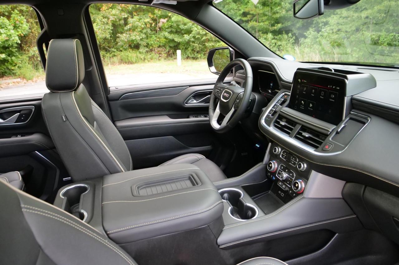 2024 GMC Yukon XL SLT 4WD / UPGRADES / PANO Sunroof / Third Row! Lincolnton NC