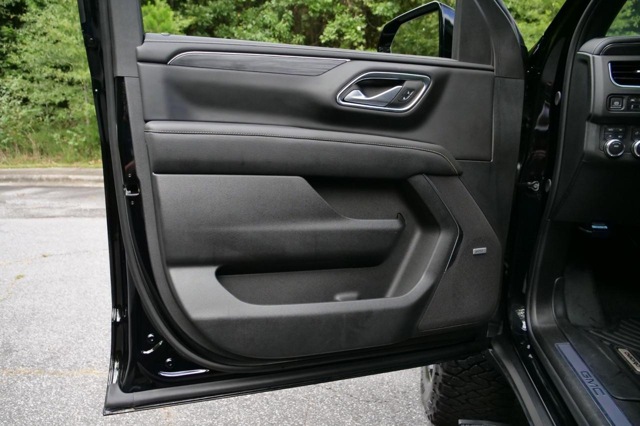 2024 GMC Yukon XL SLT 4WD / UPGRADES / PANO Sunroof / Third Row! Lincolnton NC