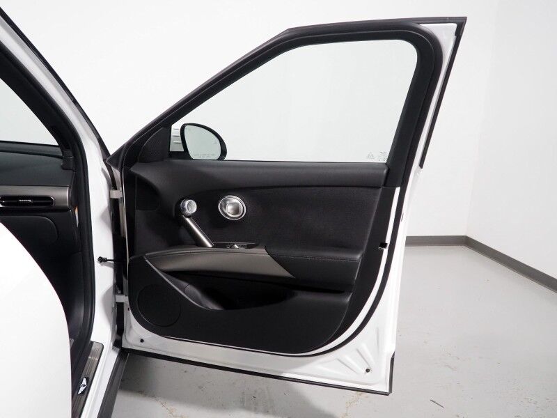 2024 Genesis GV60 Standard *HEADS-UP DISPLAY, NAVIGATION, ADAPTIVE CRUISE, SAFETY ALERTS, BACKUP-CAMERA, COLOR TOUCHSCREEN, PANORAMA GLASS ROOF, HEATED SEATS, POWER LIFTGATE, WIRELESS CHARGING, ANDROID & APPLE Round Rock TX