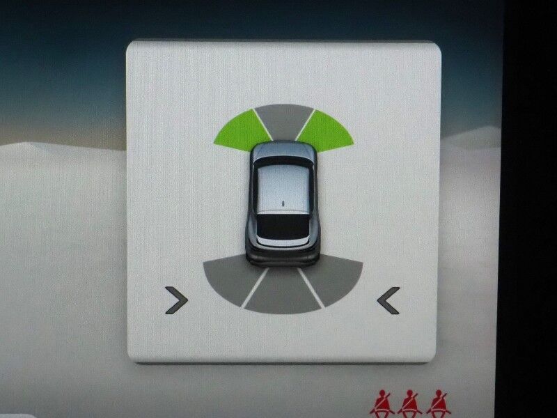 2024 Genesis GV60 Standard *HEADS-UP DISPLAY, NAVIGATION, ADAPTIVE CRUISE, SAFETY ALERTS, BACKUP-CAMERA, COLOR TOUCHSCREEN, PANORAMA GLASS ROOF, HEATED SEATS, POWER LIFTGATE, WIRELESS CHARGING, ANDROID & APPLE Round Rock TX