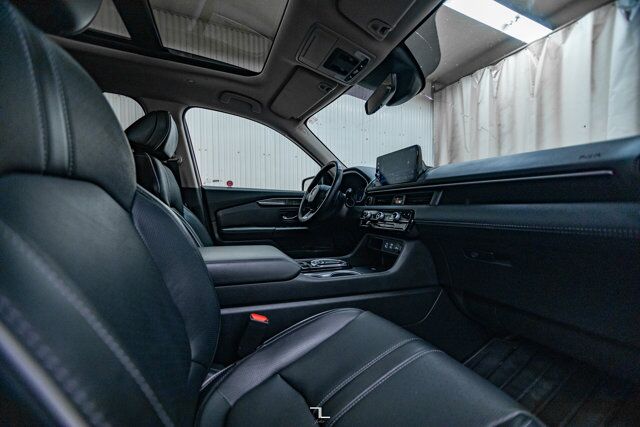 2024 Honda Pilot AWD Touring Leather Roof Nav BCam Red Deer AB