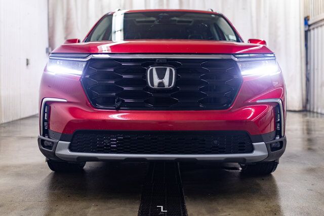 2024 Honda Pilot AWD Touring Leather Roof Nav BCam Red Deer AB