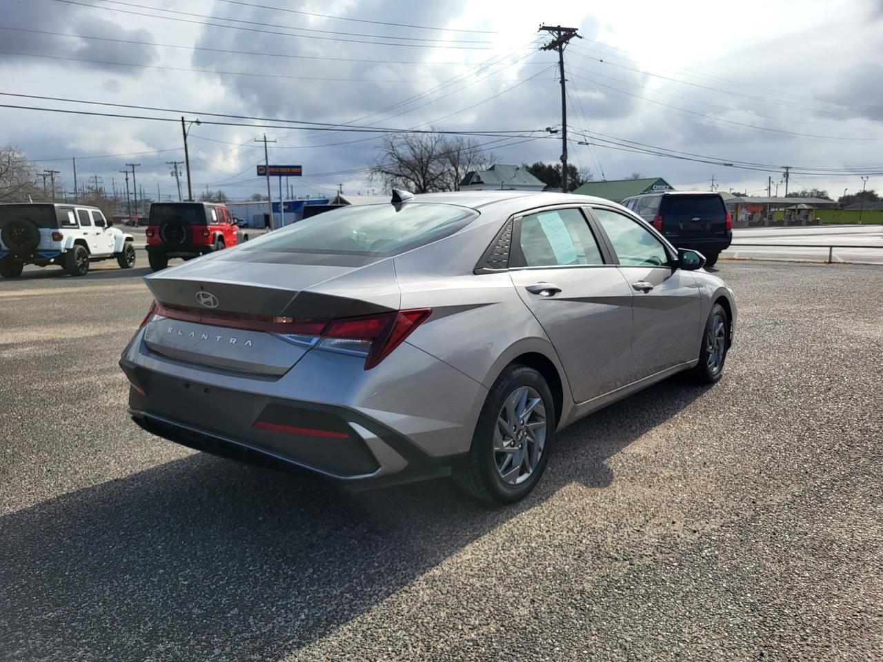 2024 Hyundai Elantra SEL IVT