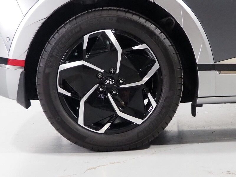 2024 Hyundai IONIQ 5 Limited *HEADS-UP DISPLAY, PANORAMA GLASS ROOF, NAVIGATION, ADAPTIVE CRUISE, 360 VIEW CAMERAS, SMART PARKING, CLIMATE SEATS, HEATED STEERING, WIRELESS CHARGING, BOSE AUDIO, ANDROID & APPLE Round Rock TX