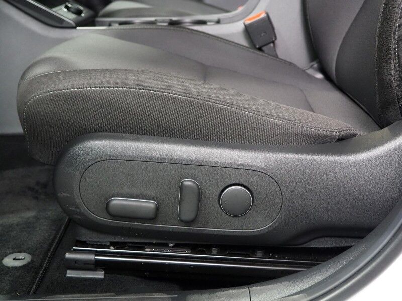 2024 Hyundai Kona Electric SEL *NAVIGATION, ADAPTIVE CRUISE, SAFETY ALERTS, BACKUP-CAMERA, COLOR TOUCHSCREEN, HEATED SEATS, KEYLESS ENTRY, ALLOY WHEELS, BLUETOOTH, ANDROID & APPLE Round Rock TX