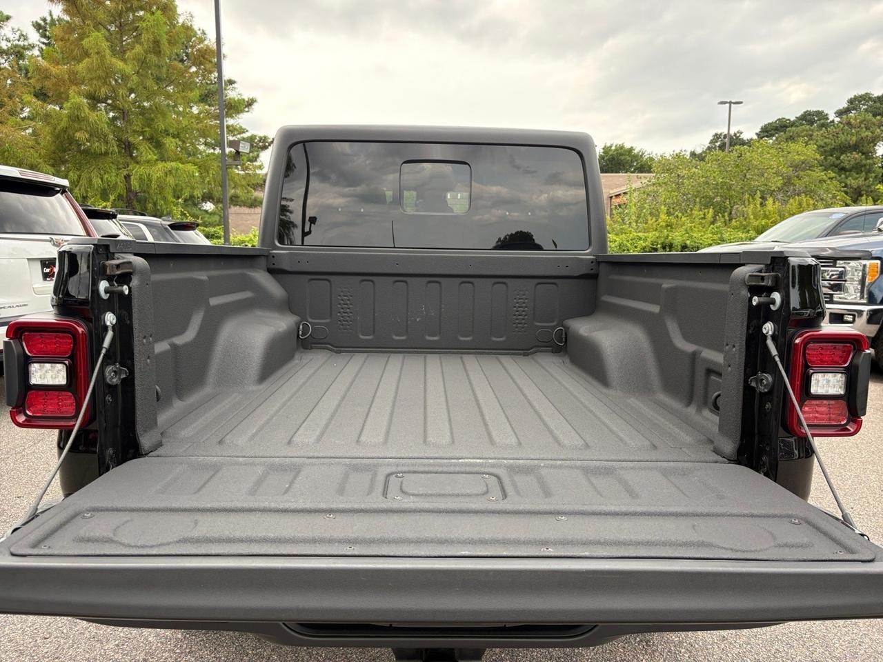 2024 Jeep Gladiator Willys, TOW PACKAGE, CAB ROCK RAILS, HEATED STEERING WHEEL & SEATS, AUTO START/STOP, PUSH BUTTON START, APPLE CARPLAY/ANDROID AUTO, ONLY 15K MILES, CLEAN CARFAX, BUILT TO BATTLE THE ROAD! Virginia Beach VA