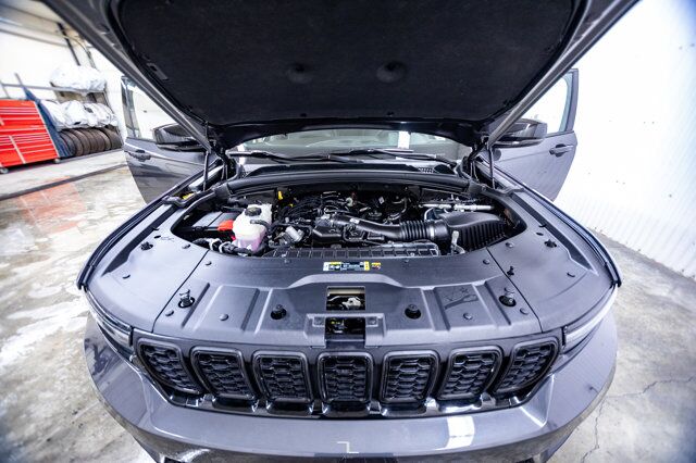 2024 Jeep Grand Cherokee 4x4 Altitude Leather Roof BCam Red Deer AB