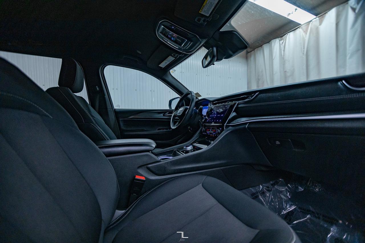 2024 Jeep Grand Cherokee 4x4 Laredo PSeat BCam Red Deer AB