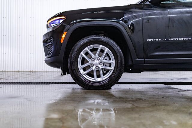 2024 Jeep Grand Cherokee 4x4 Laredo PSeat BCam Red Deer AB