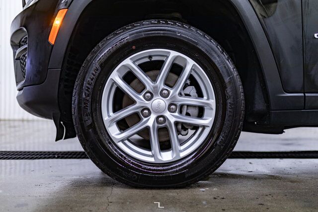 2024 Jeep Grand Cherokee 4x4 Laredo PSeat BCam Red Deer AB