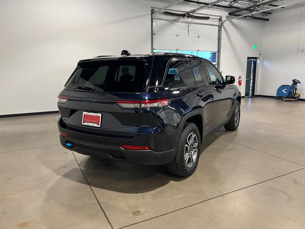 2024 Jeep Cherokee Trailhawk photo 2