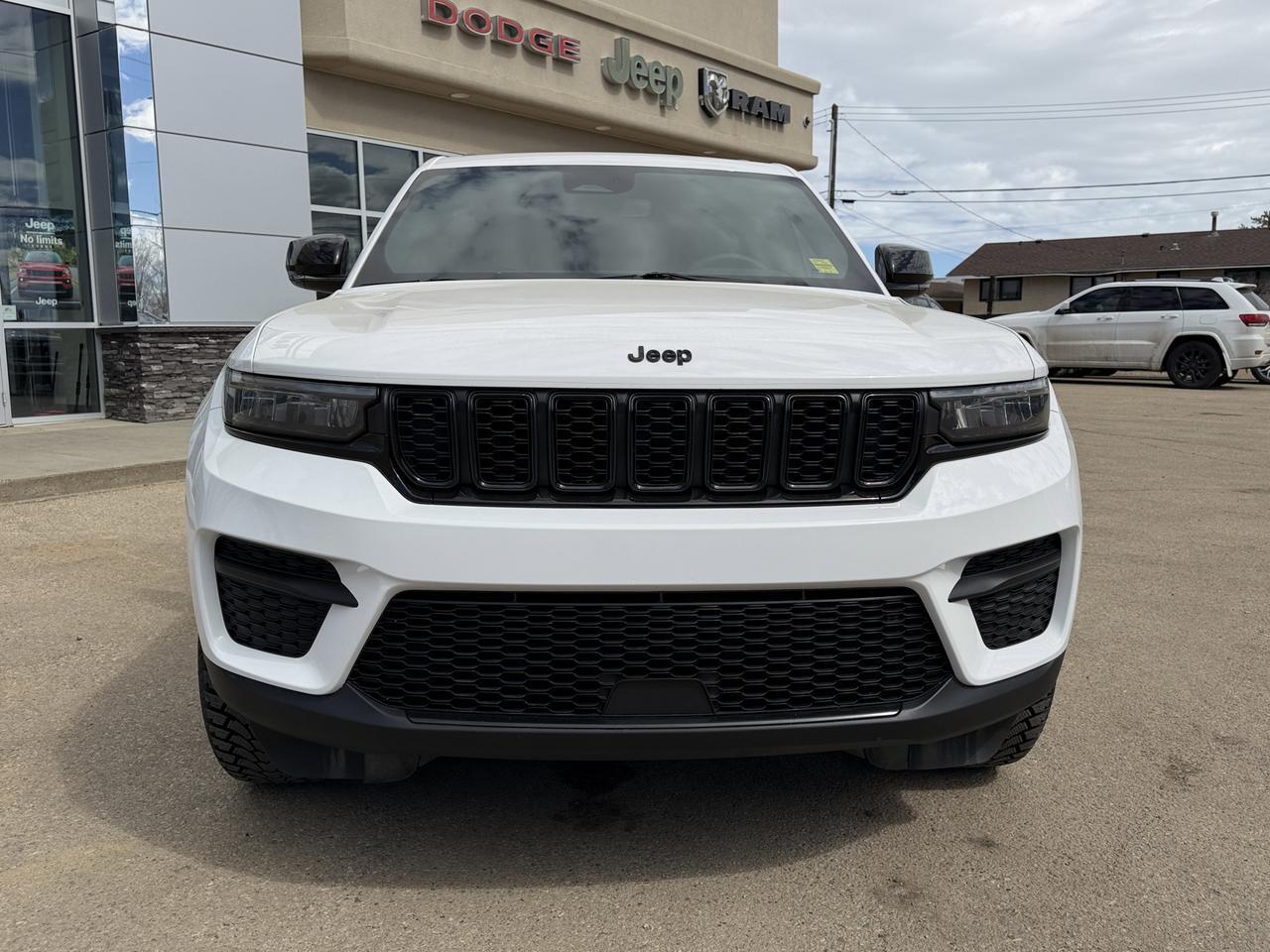 2024 Jeep Grand Cherokee Altitude 4WD | V6 | Power Sunroof | Heated Leatherette Seats | 20IN Gloss Black Wheels Redwater AB