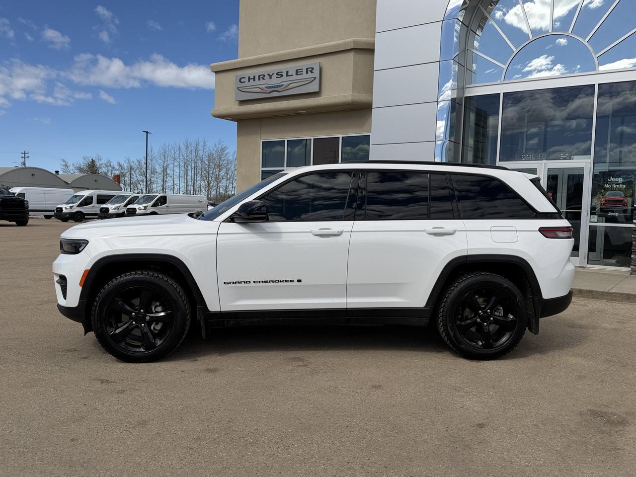 2024 Jeep Grand Cherokee Altitude 4WD | V6 | Power Sunroof | Heated Leatherette Seats | 20IN Gloss Black Wheels Redwater AB