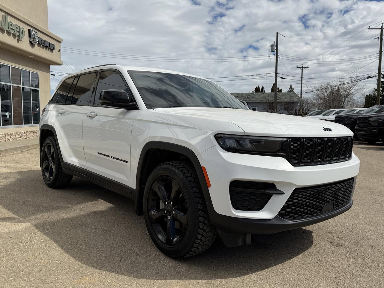 2024 Jeep Grand Cherokee Altitude 4WD | V6 | Power Sunroof | Heated Leatherette Seats | 20IN Gloss Black Wheels Redwater AB