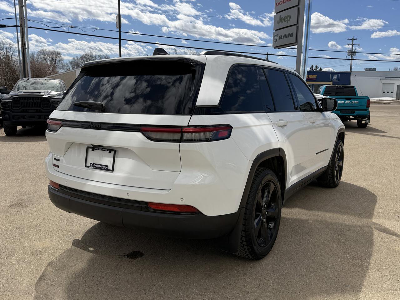2024 Jeep Grand Cherokee Altitude 4WD | V6 | Power Sunroof | Heated Leatherette Seats | 20IN Gloss Black Wheels Redwater AB