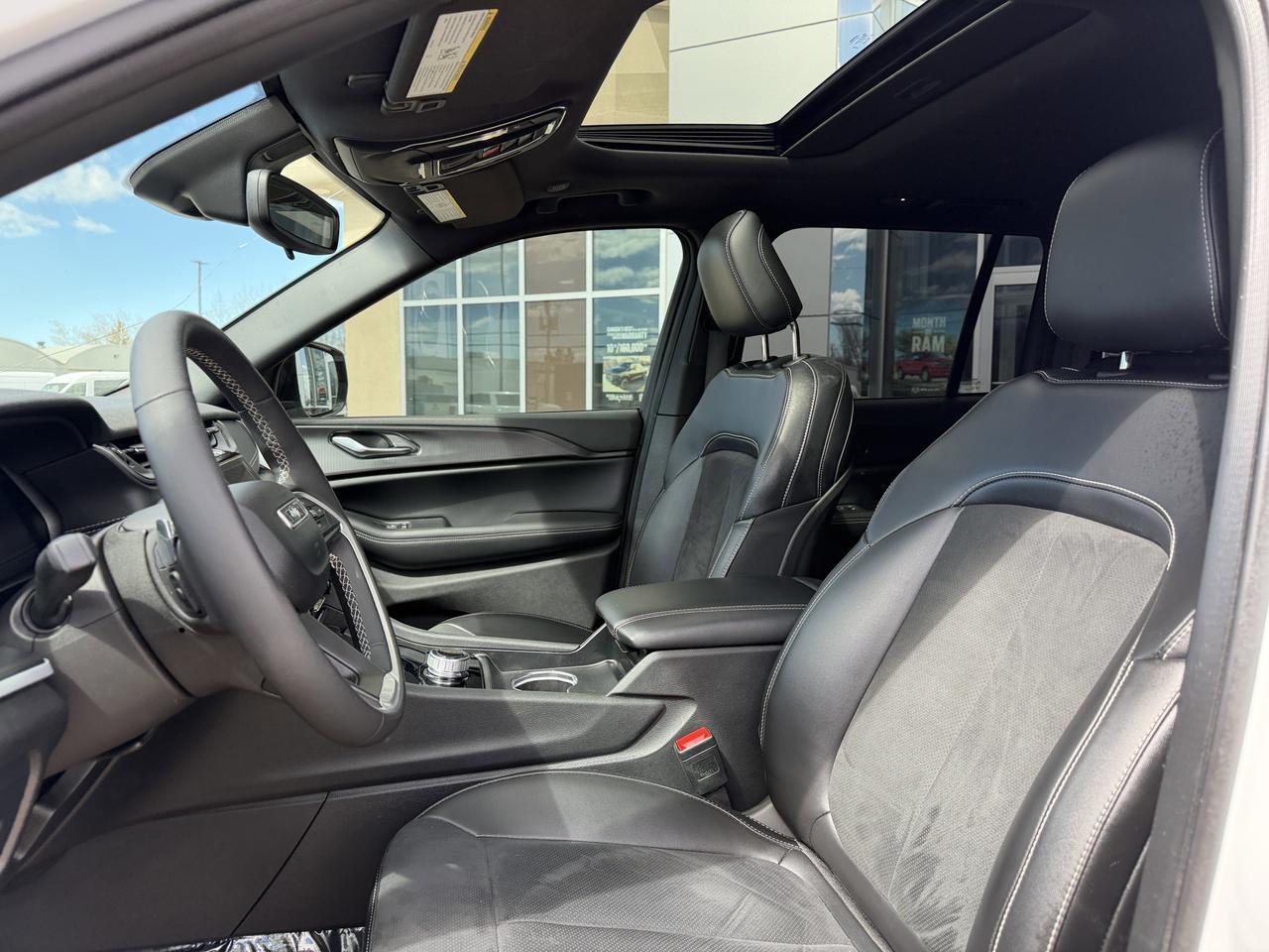 2024 Jeep Grand Cherokee Altitude 4WD | V6 | Power Sunroof | Heated Leatherette Seats | 20IN Gloss Black Wheels Redwater AB