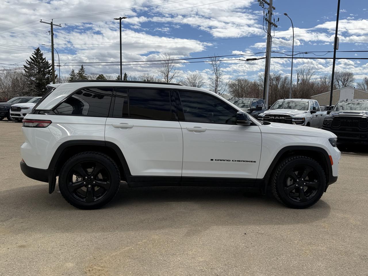 2024 Jeep Grand Cherokee Altitude 4WD | V6 | Power Sunroof | Heated Leatherette Seats | 20IN Gloss Black Wheels Redwater AB