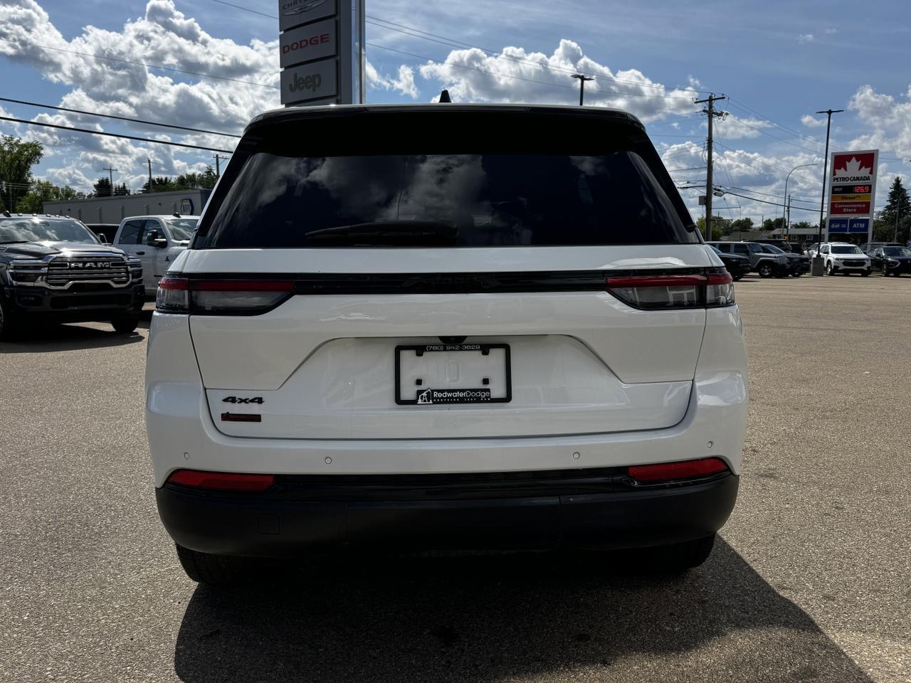 2024 Jeep Grand Cherokee Altitude 4x4 | Low KMs | V6 | Capri Leather | Remote Start | Sunroof | 5 Passenger Redwater AB