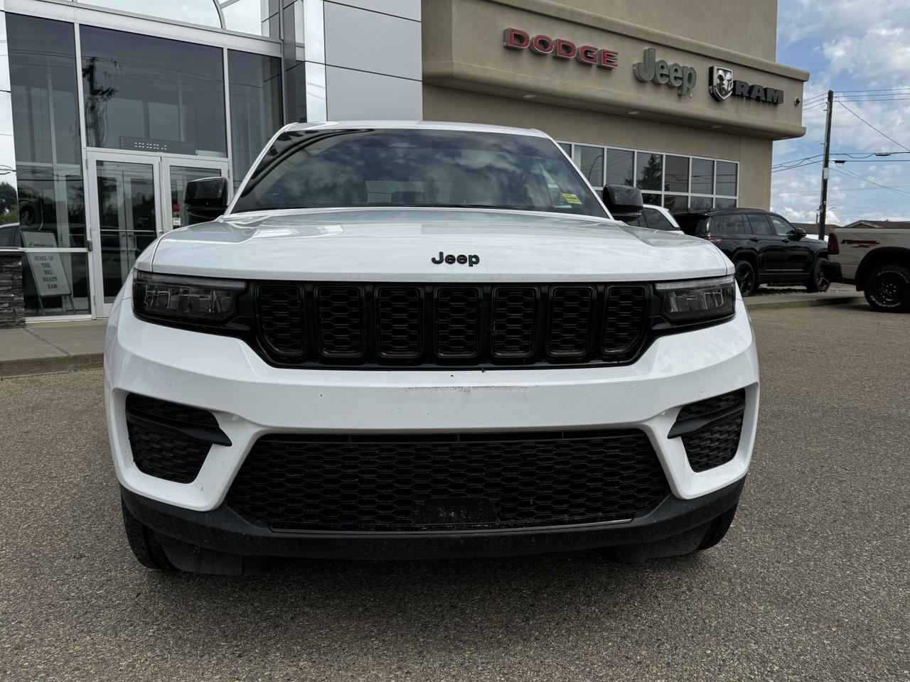 2024 Jeep Grand Cherokee Altitude 4x4 | Low KMs | V6 | Capri Leather | Remote Start | Sunroof | 5 Passenger Redwater AB