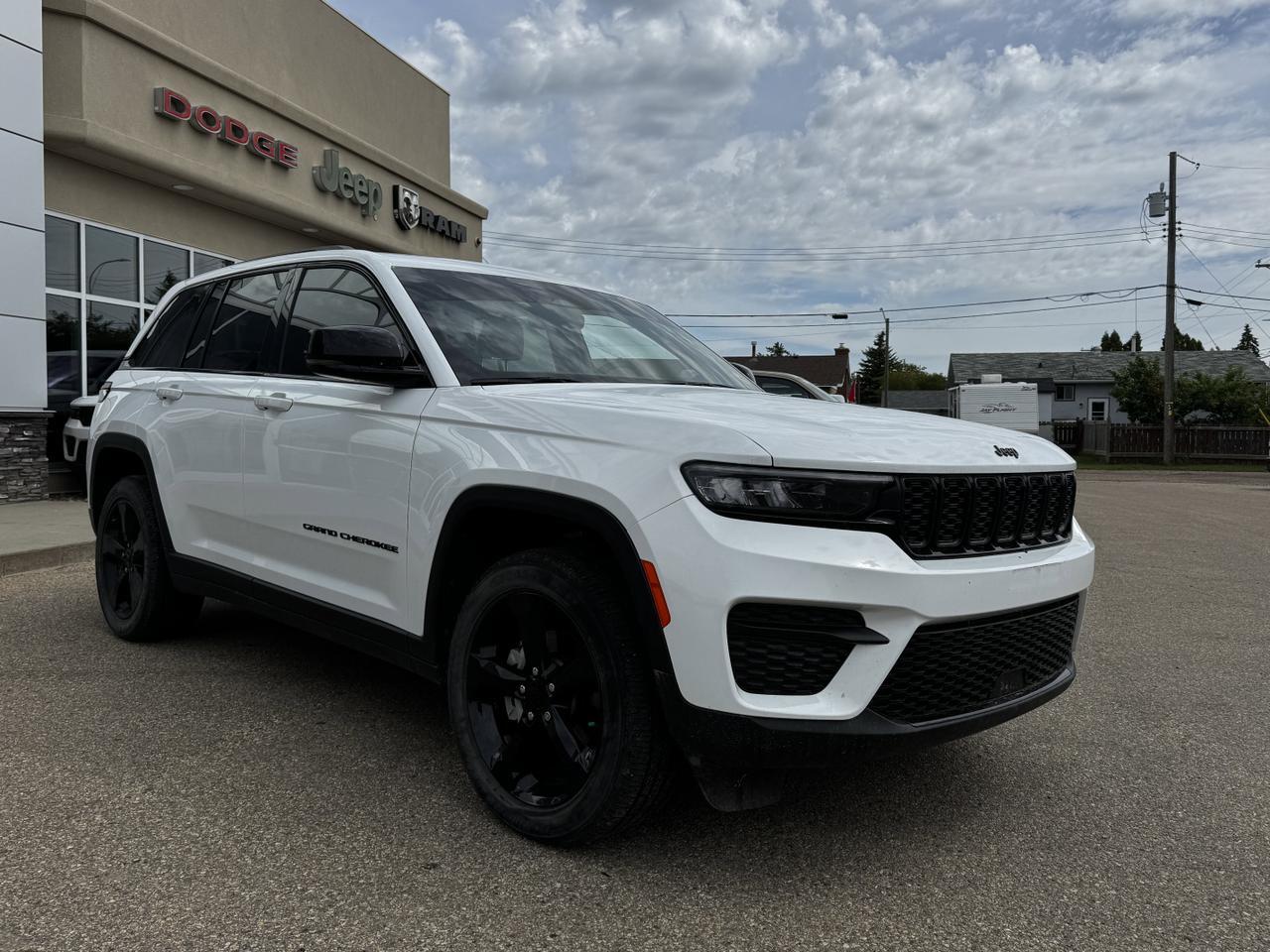 2024 Jeep Grand Cherokee Altitude 4x4 | Low KMs | V6 | Capri Leather | Remote Start | Sunroof | 5 Passenger Redwater AB