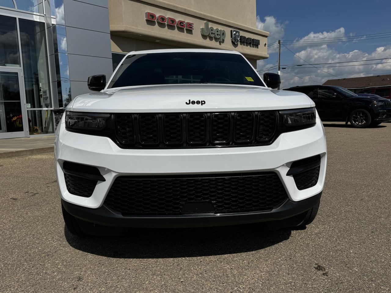 2024 Jeep Grand Cherokee Altitude 4x4 | Low KMs | V6 | Capri Leather | Remote Start | Sunroof | 5 Passenger Redwater AB
