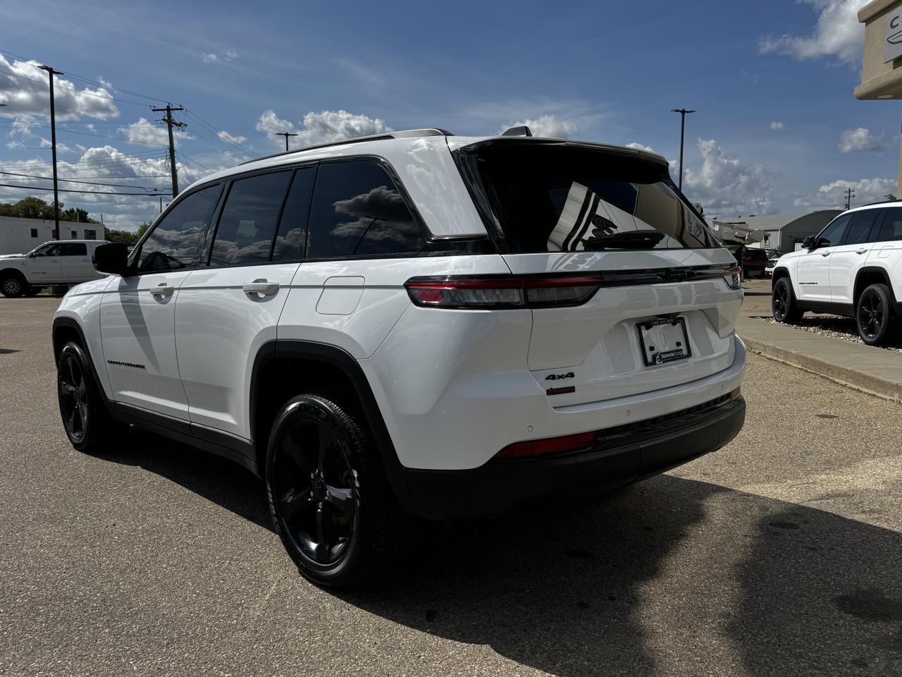 2024 Jeep Grand Cherokee Altitude 4x4 | Low KMs | V6 | Capri Leather | Remote Start | Sunroof | 5 Passenger Redwater AB