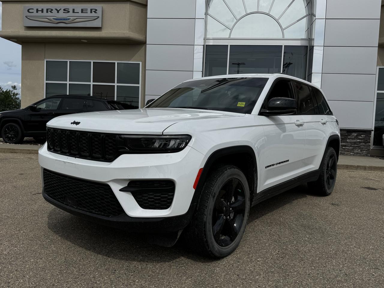 2024 Jeep Grand Cherokee Altitude 4x4 | Low KMs | V6 | Capri Leather | Remote Start | Sunroof | 5 Passenger Redwater AB