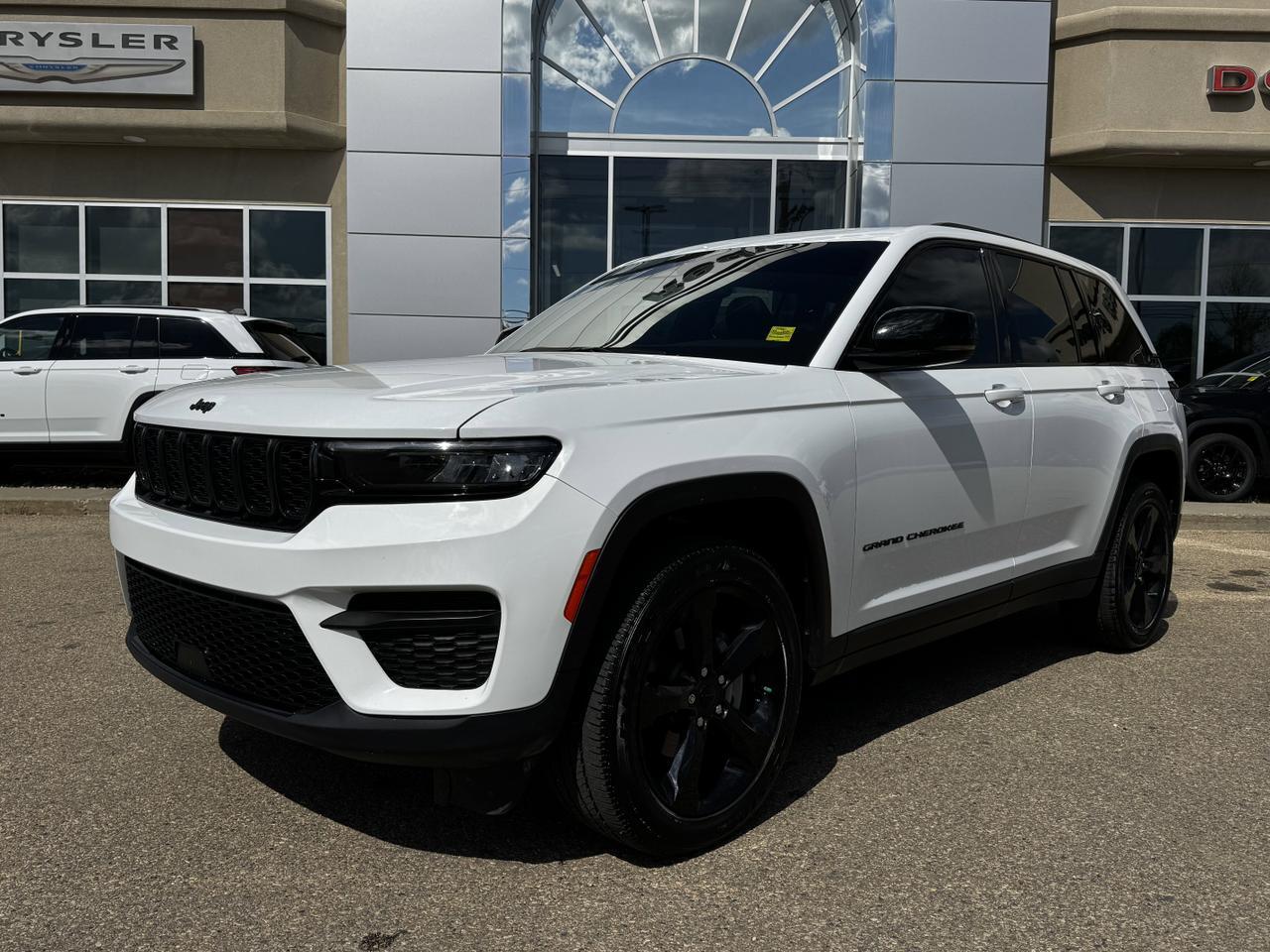 2024 Jeep Grand Cherokee Altitude 4x4 | Low KMs | V6 | Capri Leather | Remote Start | Sunroof | 5 Passenger Redwater AB