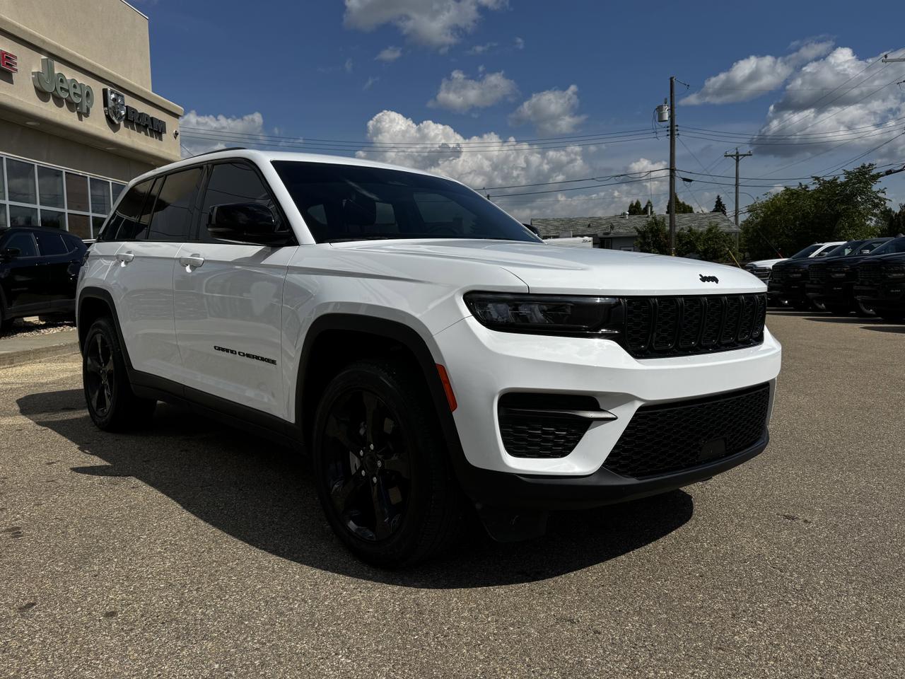 2024 Jeep Grand Cherokee Altitude 4x4 | Low KMs | V6 | Capri Leather | Remote Start | Sunroof | 5 Passenger Redwater AB
