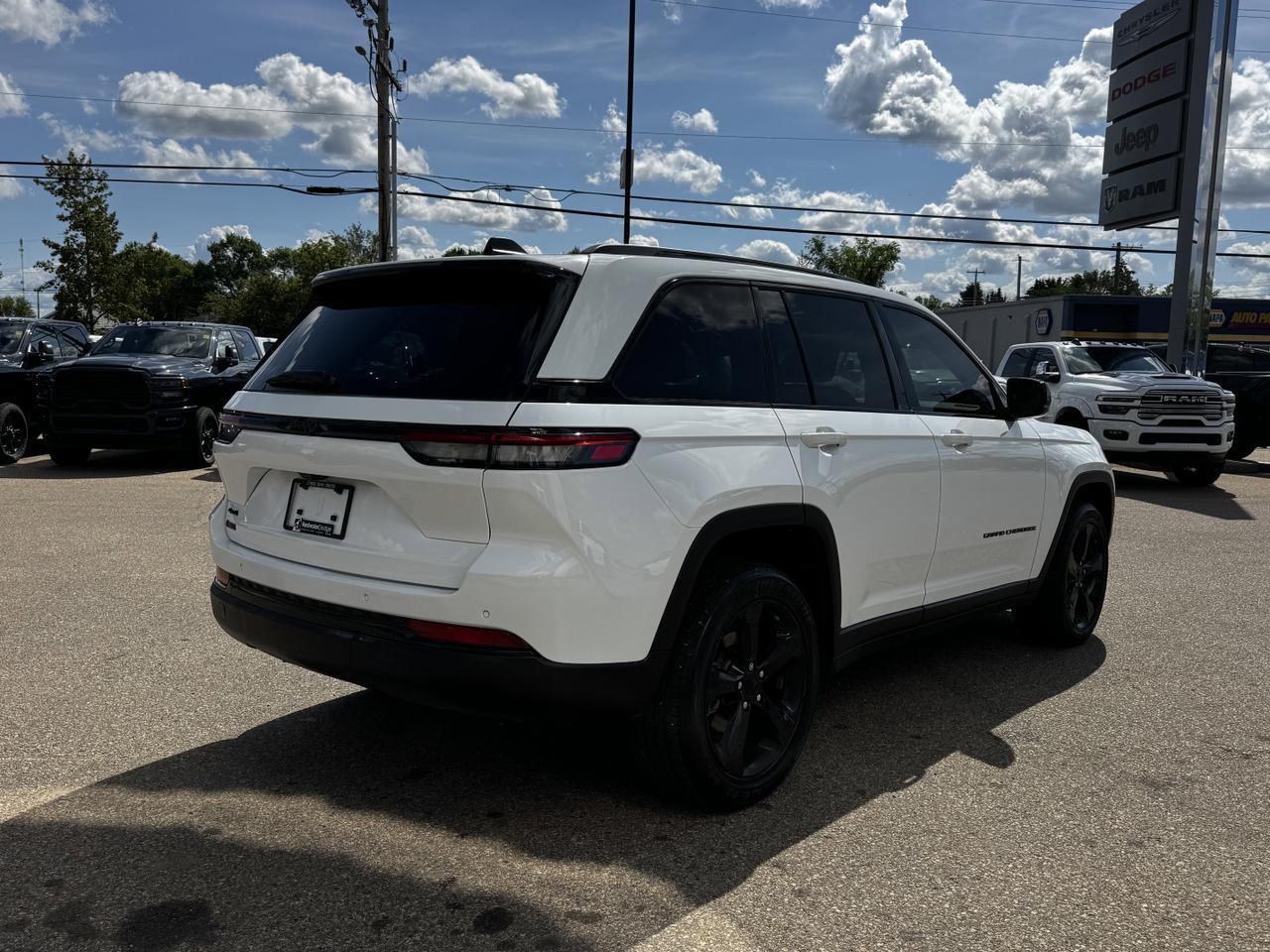 2024 Jeep Grand Cherokee Altitude 4x4 | Low KMs | V6 | Capri Leather | Remote Start | Sunroof | 5 Passenger Redwater AB