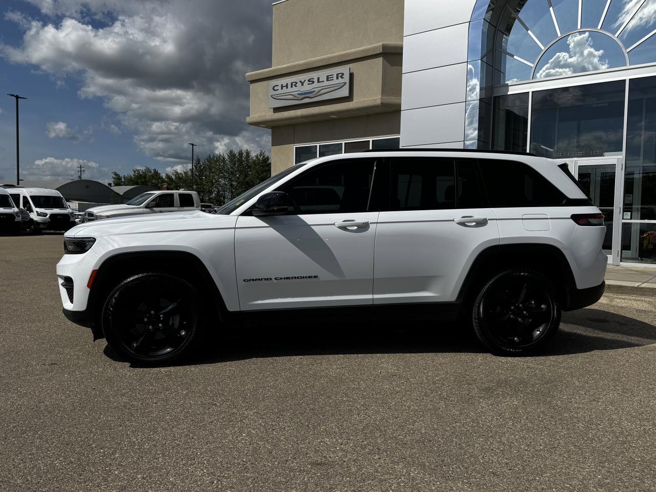 2024 Jeep Grand Cherokee Altitude 4x4 | Low KMs | V6 | Capri Leather | Remote Start | Sunroof | 5 Passenger Redwater AB